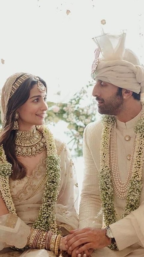 ১৩ গৰাকী চেলিব্ৰিটি কইনা যিয়ে তেওঁলোকৰ দাম্পত্য লেহেঙ্গাত পৰম্পৰাগত ৰঙা ৰং বাছনি কৰা নাছিল