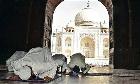 তাজমহল চৌহদৰ মছজিদত নামাজ পঢ়াৰ অভিযোগত ৪ জন পৰ্যটকক গ্ৰেপ্তাৰ