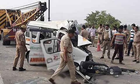 পথ দুৰ্ঘটনা: উত্তৰ প্ৰদেশৰ বৰেলীত এম্বুলেন্স-ট্ৰাকৰ সংঘৰ্ষত ৭ জন নিহত