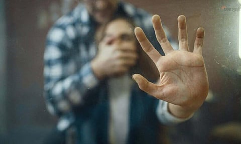 কৰ্ণাটক: উচ্চ ন্যায়ালয়ে বাতিল কৰিবলৈ অস্বীকাৰ কৰিলে পত্নীৰ ওপৰত বলপূৰ্বক গুহ্যদ্বাৰৰ যৌন সম্পৰ্ক স্থাপন কৰা এজন পুৰুষৰ বিৰুদ্ধে গোচৰ