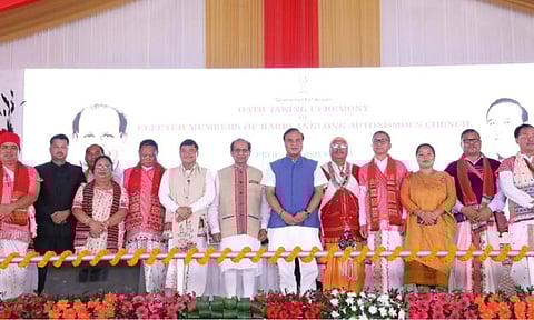 অসম: শপত গ্ৰহণ কৰে কাৰ্বি আংলং স্বায়ত্তশাসিত পৰিষদৰ সদস্যসকলে