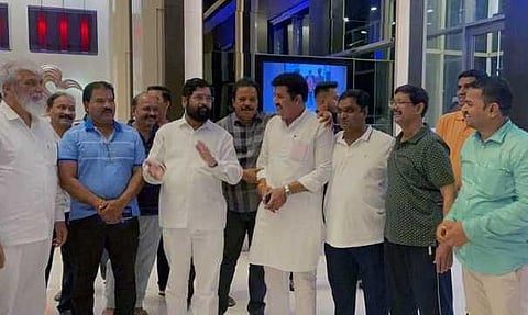 একনাথ চিন্দেলৈ শিৱসেনাৰ বিধায়কসকলৰ সমৰ্থন ৫০ অতিক্ৰম কৰাৰ সম্ভাৱনা আছে