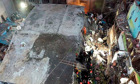 মুম্বাই: অট্টালিকা খহি পৰাৰ ফলত ধ্বংসাৱশেষৰ তলত আৱদ্ধ কেইবাজনো লোক, এজন মৃত