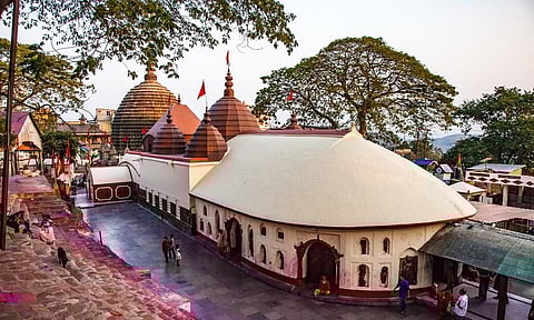 ৰাতিপুৱাৰ প্ৰাৰ্থনাৰ বাবে কামাখ্যা মন্দিৰ পৰিদৰ্শন কৰে একনাথ চিন্দে নেতৃত্বাধীন বিদ্ৰোহী শিবিৰে, ৩০ জুনত উভতিব মুম্বাইলৈ