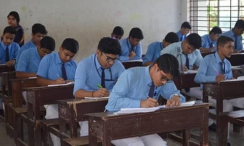 এইচএছএলচি পৰীক্ষাৰ প্ৰথম বিভাগ ধাৰকসকলক ১৬,০০০ টকা প্ৰদান কৰিব অসম চৰকাৰে