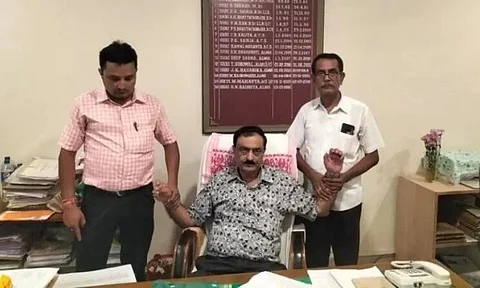 উৎকোচ গ্ৰহণ কৰি থকা অৱস্থাত গুৱাহাটীত ধৰা পৰিল জ্যেষ্ঠ আইনী মেট্ৰ'লজী বিষয়া