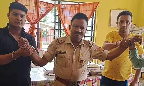 অসমঃ গোৱালপাৰা জিলাত উৎকোচ লোৱাৰ সময়ত আৰক্ষী বিষয়াৰ হাত ৰঙাহাতে ধৰা পৰিল
