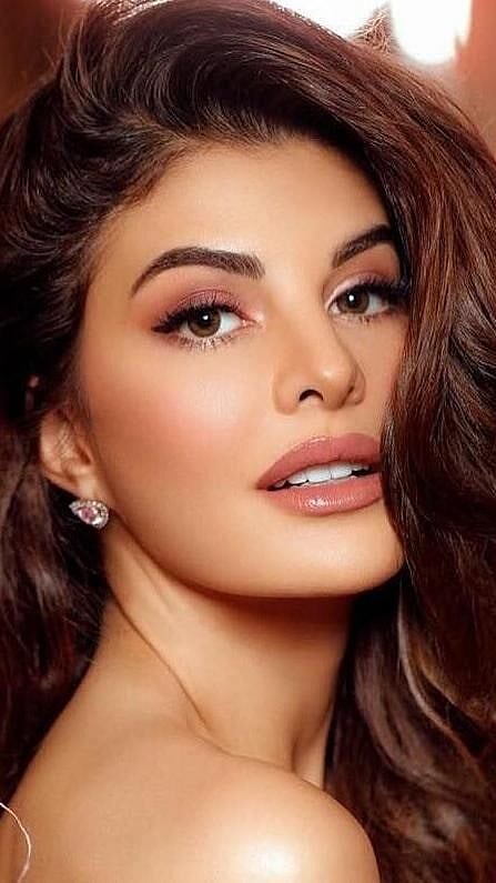 ১০ গৰাকী ভাৰতীয় চেলিব্ৰিটি যাৰ নিজা ইউটিউব চেনেল আছে