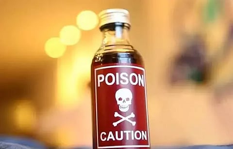 অসম: নিজকে হত্যা কৰাৰ আগতে দুই সন্তানক বিহপান কৰালে এজন লোকে