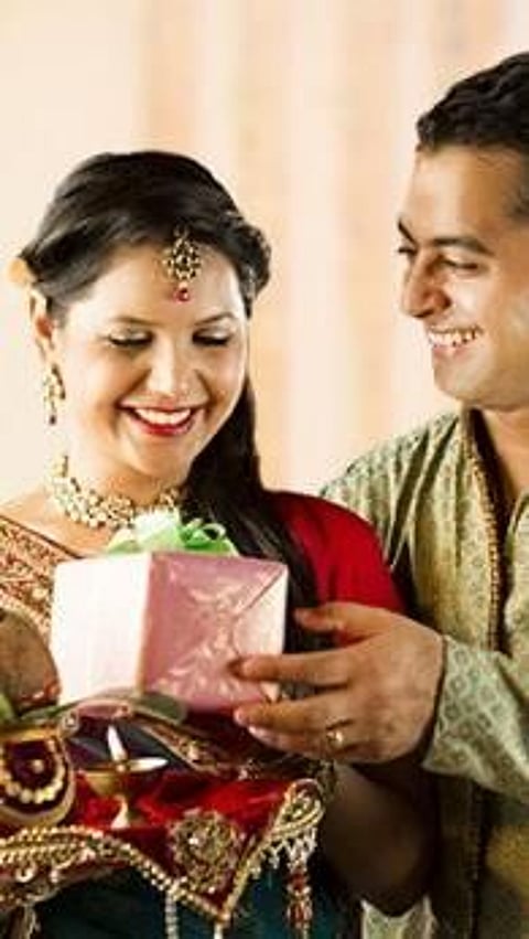 কৰৱা চৌথত আপোনাৰ পত্নীক দিব পৰা কেইতামান উপহাৰ