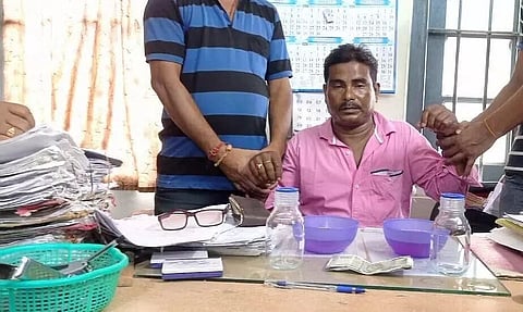 অসম: উৎকোচ লৈ ৰঙাহাতে ধৰা পৰিছে বিলাসীপাৰা চক্ৰ কাৰ্যালয় সহায়ক