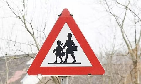 অসমঃ ধুবুৰীত নগদ ধন ভৰ্তি এটিএম ভেনত খুন্দা মৰাৰ ফলত নাবালিকাৰ মৃত্যু