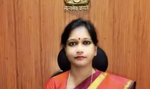 কাৰ্যালয়ত উপায়ুক্তই মাৰিলে চৰ কৰ্মচাৰীক