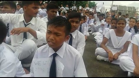 জৱাহৰ নৱোদয় বিদ্যালয়ত উত্তাল প্ৰতিবাদ