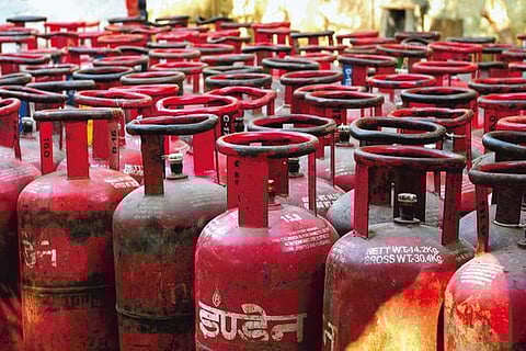 অসমত ৰন্ধন গেছ আৰু পেট্ৰলিয়াম সামগ্ৰীৰ নাটনি