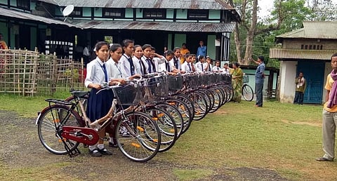 স্কুটীৰ সলনি চাইকেল পাব ছাত্ৰীয়ে