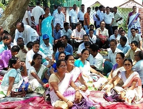 শিৱসাগৰত বেতন বঞ্চিত শিক্ষকৰ আমৰণ অনশন