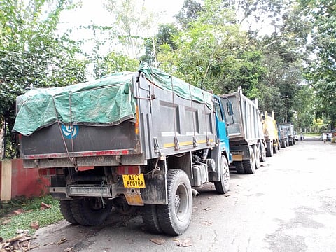 শোণিতপুৰত অবৈধ শিল-বালি ভৰ্ত্তি ট্ৰাক জব্দ