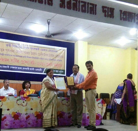 অঞ্জুৰাণী দেৱীলৈ কৃতী শিক্ষয়িত্ৰী প্ৰেৰণা বঁটা