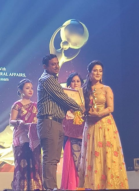 YAA বটাঁ বিতৰনী অনষ্ঠানত মেঘৰঞ্জনী মেধী