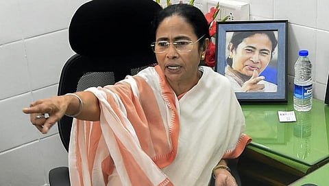 বিমানবন্দৰত নিশা আবদ্ধ হৈ থকাৰ পাছত পুৱাই কলিকাতলৈ উভতি গল প্ৰতিনিধিৰ দল