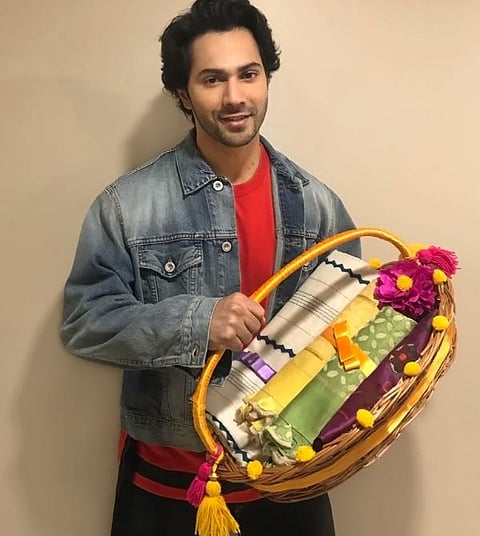 হাতে সজা উপহাৰ প্ৰদান কৰিব বৰুন ধাৱনে