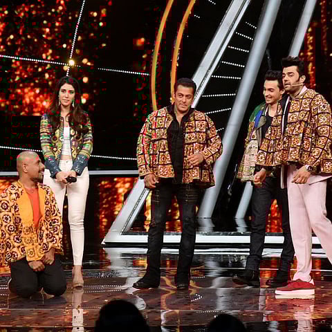 ইণ্ডিয়ান আইডলৰ মঞ্চত 'লাভ য়াত্ৰি'ৰ অভিনেতা-অভিনেত্ৰী সকল