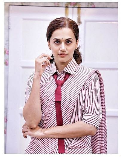 তাপস্বী পান্নুৰ শাৰী পৰিধানৰ সুন্দৰ ষ্টাইল