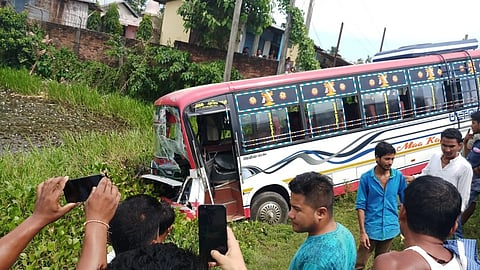 ধুপধাৰাত এক ভয়ঙ্কৰ পথ দুৰ্ঘটনা