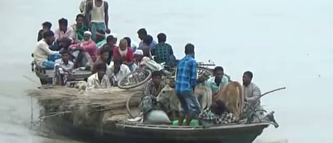 চৰকাৰী নিৰ্দেশনাক অৱমাননা কৰি আজিও ব্ৰক্ষ্মপুত্ৰৰ বুকুৱেদি চলিছে ভূতভূতি