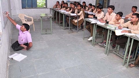 গ্ৰামাঞ্চলৰ ছাত্ৰ-ছাত্ৰীক গণিত আৰু ইংৰাজী পঢ়োৱাইছে বিশেষভাৱে সক্ষম ব্যক্তিয়ে