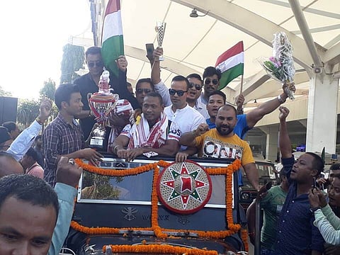 গৃহভূমিত উপস্থিত মিষ্টাৰ ৱৰ্ল্ড গোলাপ ৰাভা