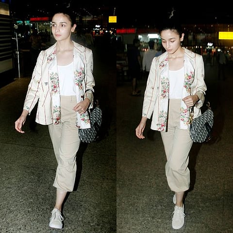 নিউয়ৰ্কৰ পৰা উভতিল আলিয়া;ফটো