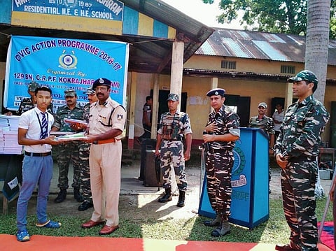 চি আৰ পি এফয়ে বিতৰন কৰে বিনামুলীয়া শিক্ষাগত আহিলা