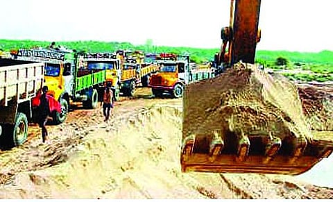 বন বিভাগৰ বিৰুদ্ধে বালি ব্যৱসায়ীৰ প্ৰতিবাদ