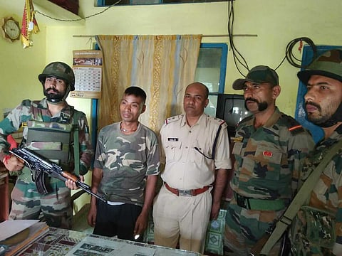 সোণাৰিত অস্ত্ৰ সহ এনএছচিএন কেডাৰ আটক