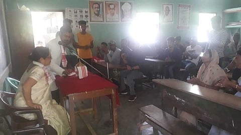 বিলাসীপাৰাত দূৰ্গা পূজা উপলক্ষে দৰিদ্ৰ লোকৰ মাজত বস্ত্র বিতৰণ