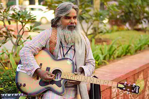 অভিযন্তাৰ পৰা সংগীত শিক্ষকৰ যাত্ৰা; ১টকাত শিকাই সংগীতৰ সুৰ