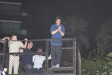 "হেপ্পী বাৰ্থ ডে" কিং খান : শ্বাহৰুখ খানে বেলকনীৰ পৰাই জনালে অনুৰাগী সকলক ধন্যবাদ;ফটো আৰু ভিডিঅ'