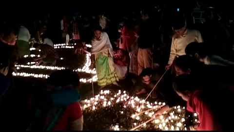 আমগুৰিত প্ৰজ্বলন হ'ল বিশ্ব অভিলেখৰ চেষ্টাৰে দুই লাখ মাটিৰ চাকি