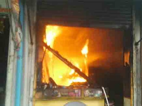 লাখ টকাৰ সামগ্ৰী ভস্মীভূত হ’ল সৰুপথাৰত