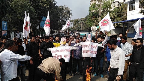 উচ্চ ন্যায়ালয়ৰ সন্মুখত প্ৰতিবাদ সদৌ গুৱাহাটী ছাত্ৰ সন্থাৰ