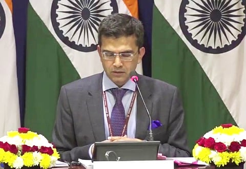 পাকিস্তানৰ যুঁজাৰু বিমান F-16 ভূপতিত, ভাৰতৰ এজন বায়ুসেনাৰ পাইলট সন্ধানহীন: বিদেশ মন্ত্ৰালয়