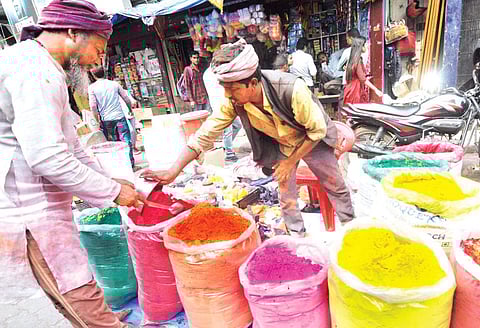 সমাগত হোলীৰ কাৰণে প্ৰস্তুষ্টি সৰ্বত্ৰে