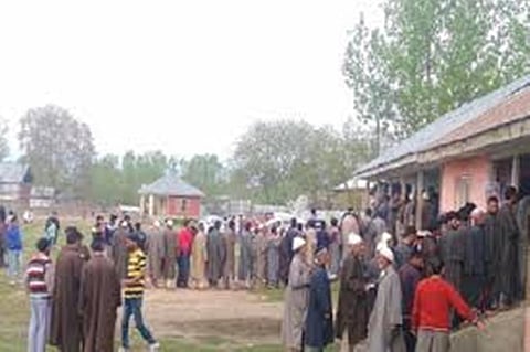 ইভিএমৰ বিসংগতিৰ মাজতে লোকসভা নিৰ্বাচনত ভোটাধিকাৰ সাব্যস্ত কৰিলে জনসাধাৰণে