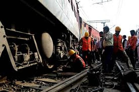 হাওৰাৰ পৰা নতুন দিল্লীলৈ যোৱা পূৰবা এক্সপ্ৰেছ ৰেল লাইনচ্যুত