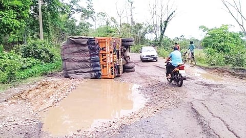 ৩৯ নং  ৰাষ্ট্ৰীয় ঘাইপথৰ দুৰৱস্থাৰ বাবে বহু পথ দুৰ্ঘটনা সংঘটিত হয়