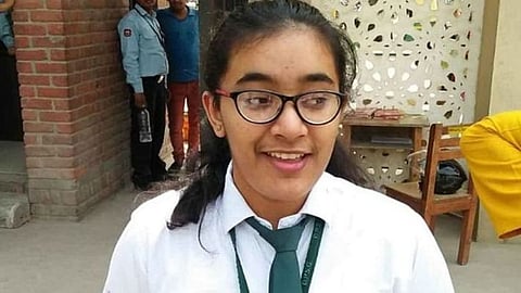 চিবিএছইৰ দ্বাদশ শ্ৰেণীৰ চূড়ান্ত পৰীক্ষাত শীৰ্ষস্থান গাজিয়াবাদৰ হন্সিকা শুক্লাৰ