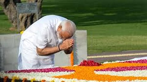 শপত গ্ৰহণৰ পূৰ্বে মহাত্মা গান্ধী, প্ৰয়াত অটল বিহাৰী বাজপেয়ীলৈ শ্ৰদ্ধাঞ্জলি মোদীৰ