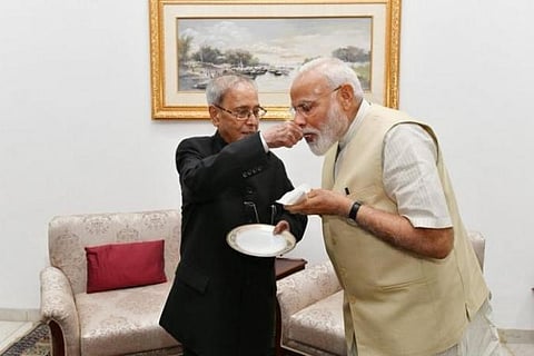 আৰ্শীবাদ বিচাৰি প্ৰাক্তন ৰাষ্ট্ৰপতি প্ৰনৱ মুখাৰ্জীক সাক্ষাৎ প্ৰধানমন্ত্ৰী নৰেন্দ্ৰ মোদীৰ